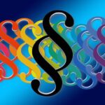 viele bunte Paragraphenzeichen nebeneinander