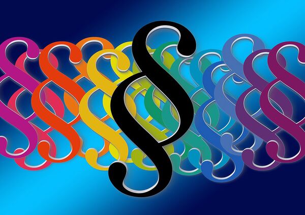 viele bunte Paragraphenzeichen nebeneinander