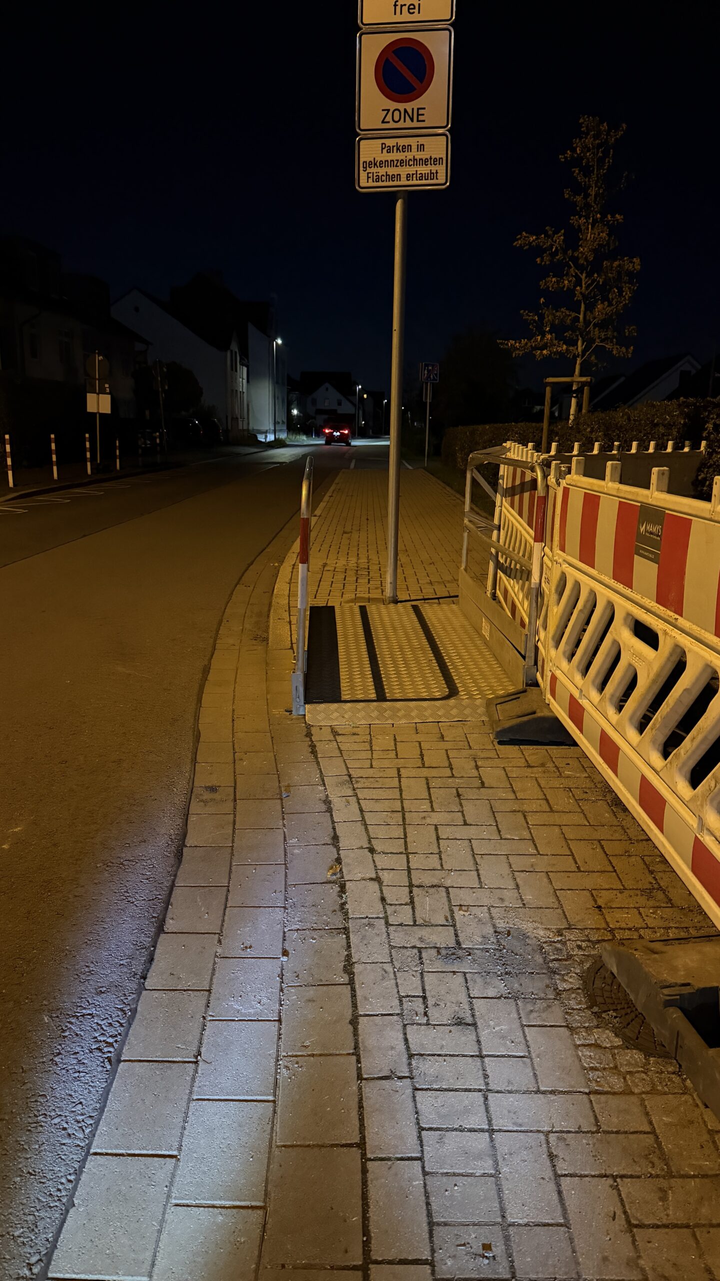 Bausatelle. Für Fußgänger führt eine Brücke über den ausgehobenen Schacht. Direkt am Ende der 2m breiten Brücke ist mittig das Straßenschild