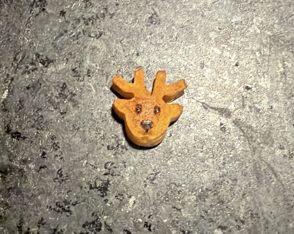 Ein Hundekeks in Elchform - passend zur Weihnachtszeit