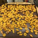 Eine Silikonmatte mit selbstgebackenen Leckerchen / Hundekeksen