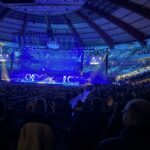 Sicht auf die Bühne und die Sängerinnen und Sänger