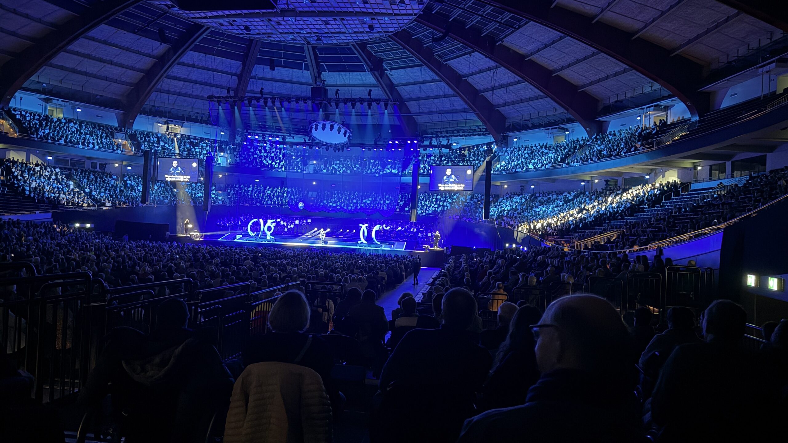 Sicht auf die Bühne und die Sängerinnen und Sänger