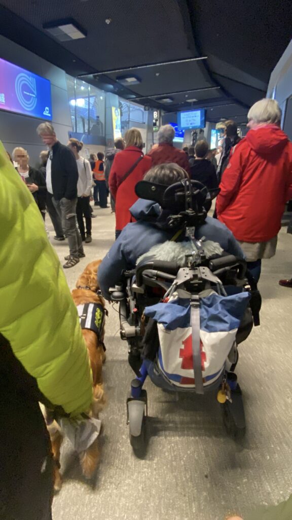 Luna und ich bewegen sich durch die wartende Menschenmenge in der Westfalenhalle