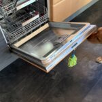 Luna schließt mit ihrer Schnute die ausgeräumte Spülmaschine