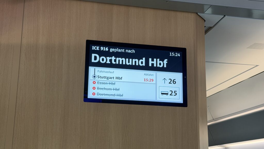 Anzeigemonitor im ICE. Abfahrt in Stuttgart 15:29 Uhr.
Unterhalb dessen sind die Haltestellen Essen, Bochum, Dortmund durchgestrichen.