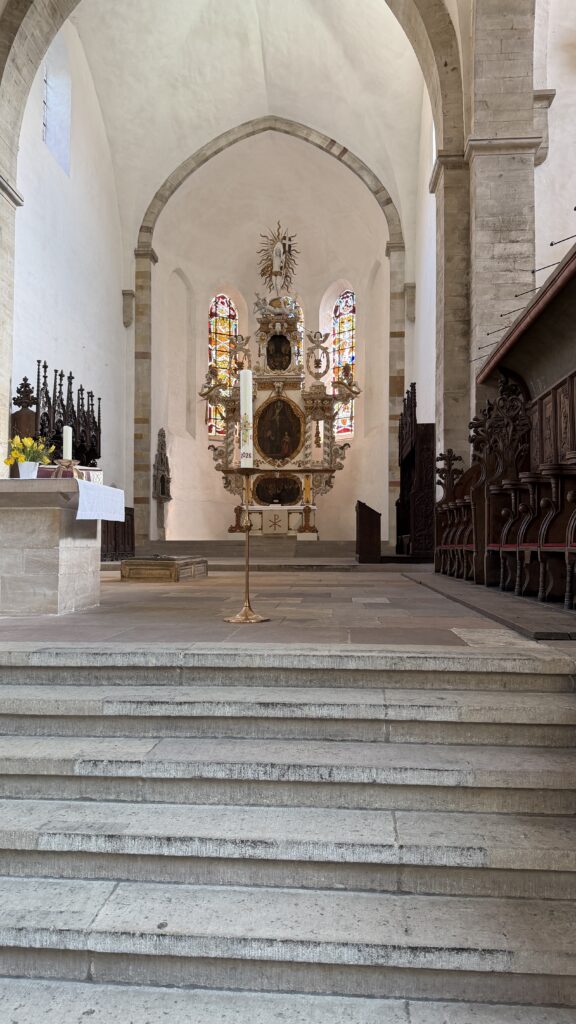 Altarraum mit den Sitzen für die „wichtigen“ Leute