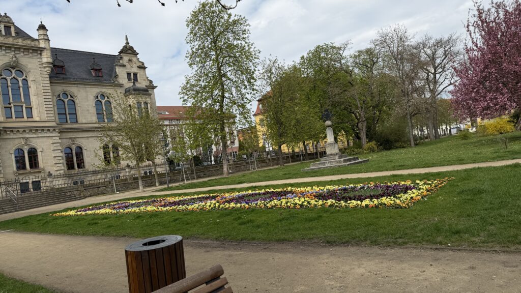 Der Merseburger Schlossgarten mit den schön angelegten Blumenbeeten.