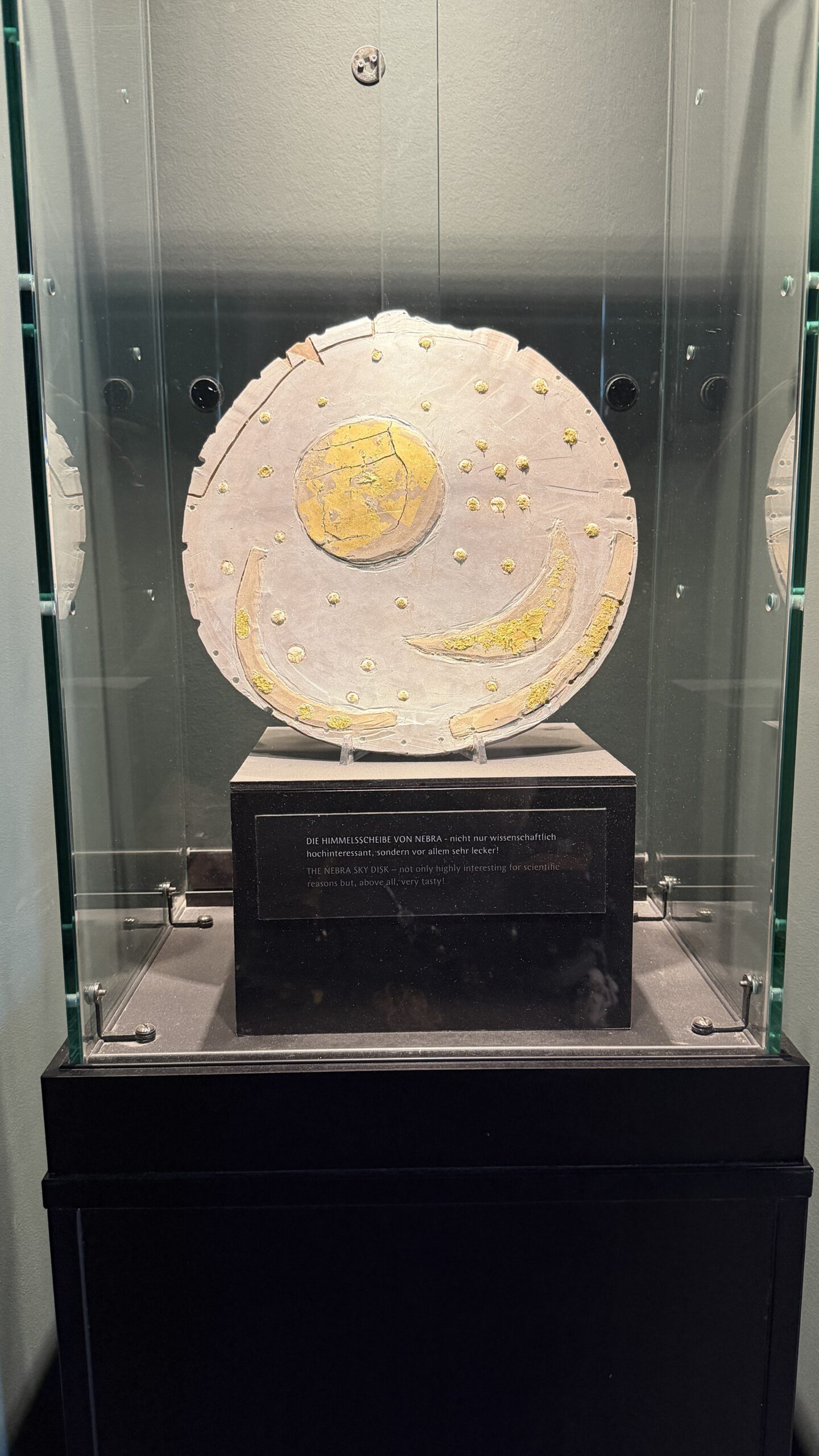 Die Himmelsscheibe von Nebra aus Schokolade. Ausgestellt in der Halloren Erlebniswelt / Schokoladenmuseum in Halle / Saale.