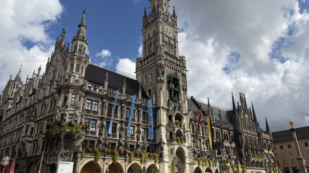 Bild vom Rathaus am Marienplatz in München.
