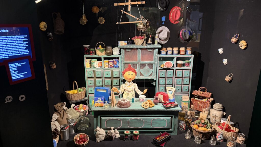 Augsburger Puppenkiste: der Laden von Frau Waas.